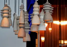 Keramieken lampen gebaseerd op balancing stones van Poldr.
